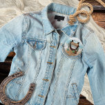 En liten Western pojke, babystövel Knapp<br><div class="desc">"En liten Cowboy är på väg" och vi vet att du är så upphetsad! Fira att Mamma (eller föräldrar) ska vara i rustik western kompoke stil med den här babyskabilden. Den har en vattenfärgad sandbas med en ad cacti, en hästsko, botar och cowboyhatt tillsammans med en rustik träskylt som meddelar...</div>