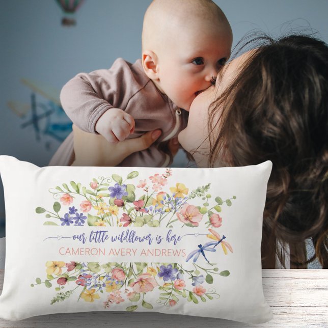 En liten Wildblomma är här Personligen Lumbarkudde (A Little Wildflower is Here Personalized Lumbar Pillow)