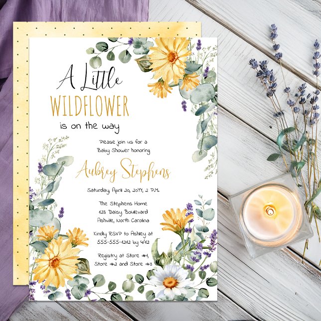 En liten Wildblomma är på väg att visa sig som en  Inbjudningar (A Little Wildflower Is On The Way Daisies Eucalyptus and Lavender Floral Baby Shower Invitation)
