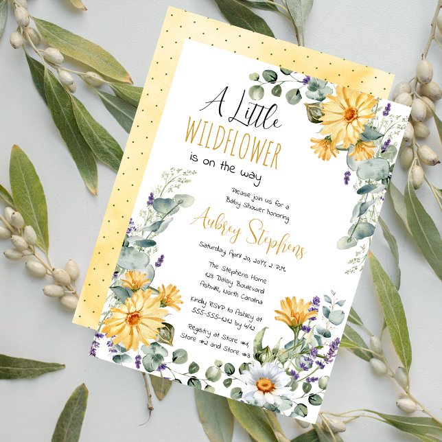 En liten Wildblomma är på väg att visa sig som en  Inbjudningar (A Little Wildflower Is On The Way Daisies Eucalyptus and Lavender Floral Girl Baby Shower Invitation)