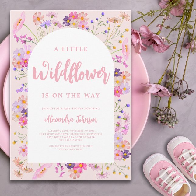 En liten Wildblomma Baby Shower Inbjudningar (A little wildflower is on the way girl baby shower invitation with pink typography calligraphy )
