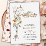 En liten Wildblomma Blommigt Baby Shower Inbjudningar<br><div class="desc">Vi presenterar vår söta "Blommigt Little Wildblomma Girl Baby Shower-inbjudan" - perfektens val för ett vismiskt och naturinspirerat firande! Bygg upp underbarens skönhet utomhus med denna charmerande design som kombinerar själva kärnan i en babydusch för vilda blommor, blommigtarnas ömtåliga tillhörighet och färskheten i vår och sommaren. Vårt vattenfärgsmästerverk fångar naturens...</div>