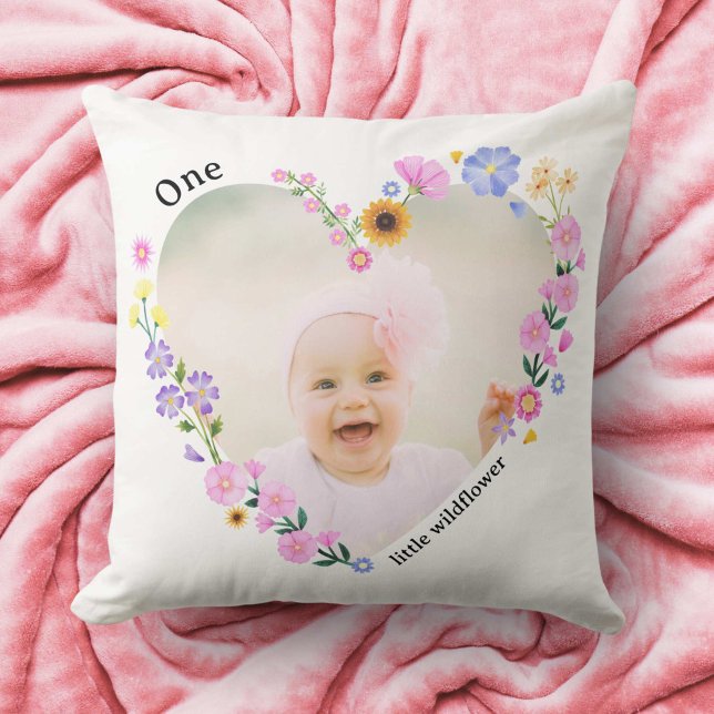 En liten Wildblomskas första födelsedag Blommigt Kudde (One Little Wildflower Girl's First Birthday Floral Throw Pillow)