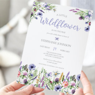 En liten Wildblomsterlavender-Blommigt, babyskor Inbjudningar
