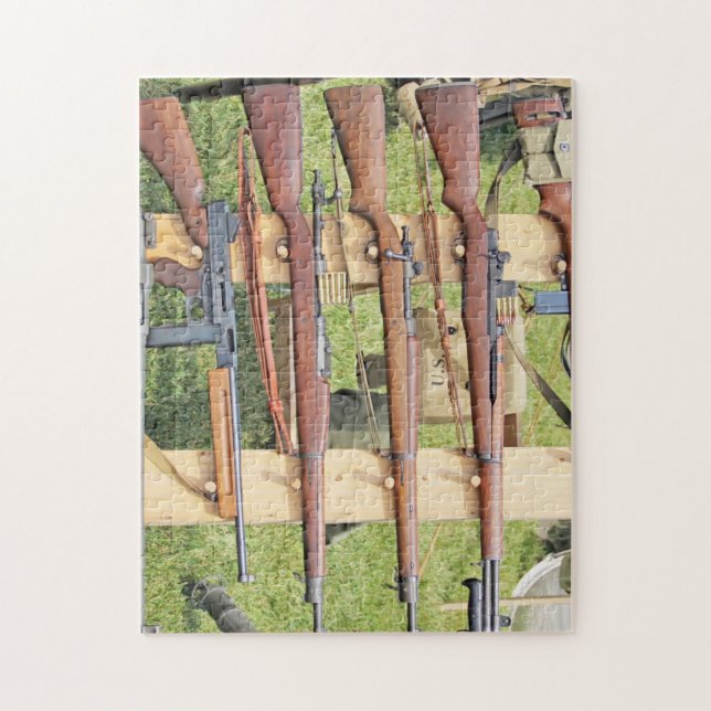 En liten WWII-Arm på ett rack utanför Pussel (Vertikal)