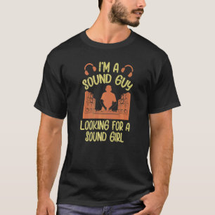 En Ljud-kille Tittar för en Audio i Ljud E T Shirt