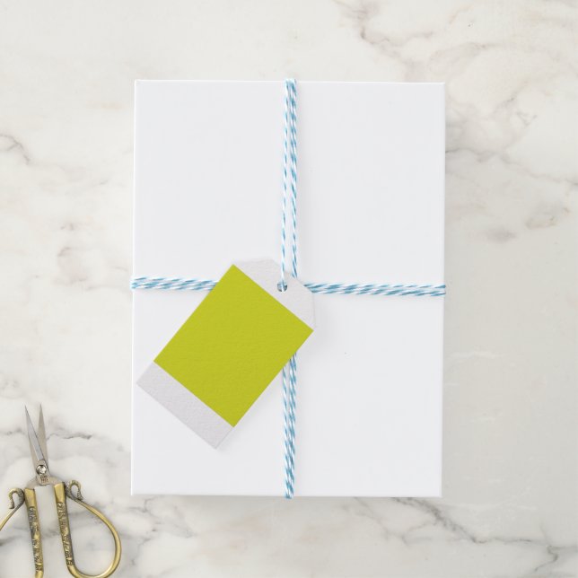 En ljus gult fyrkant med en tydlig vit borde presentetikett (With Twine)