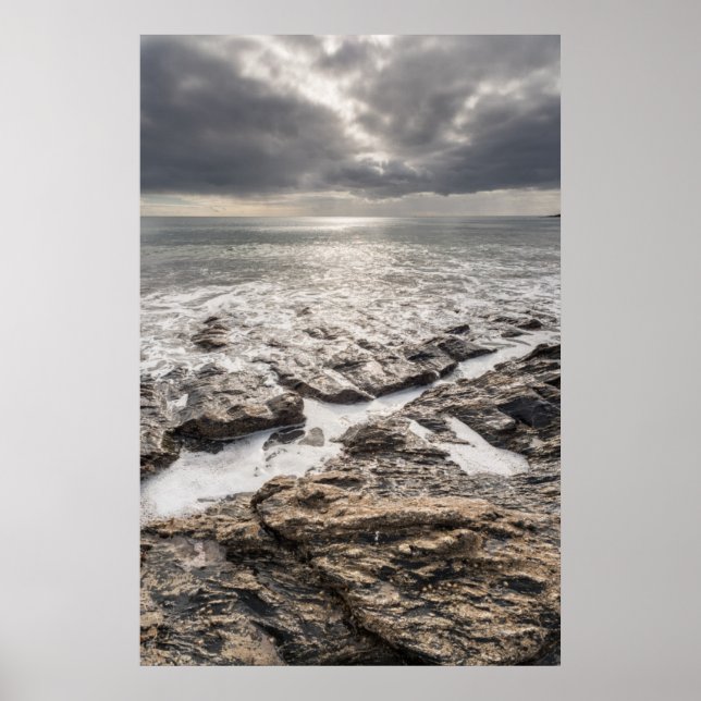 En ljus men grumlig dag i Porthcurnick Beach Poster (Framsidan)