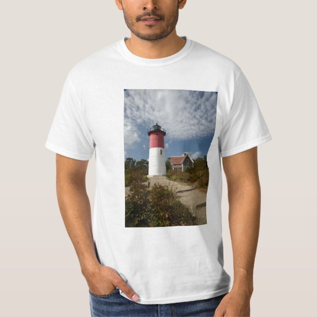 En Lodrät av Nauset-fyren. Två till T Shirt (Framsida)