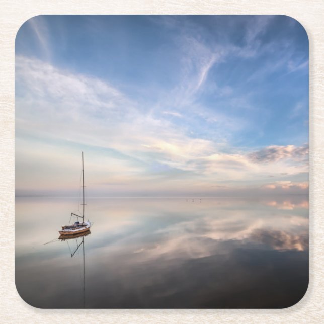 En Lone segelbåt på lugnen bevattnar av Salton Underlägg Papper Kvadrat (Framsidan)