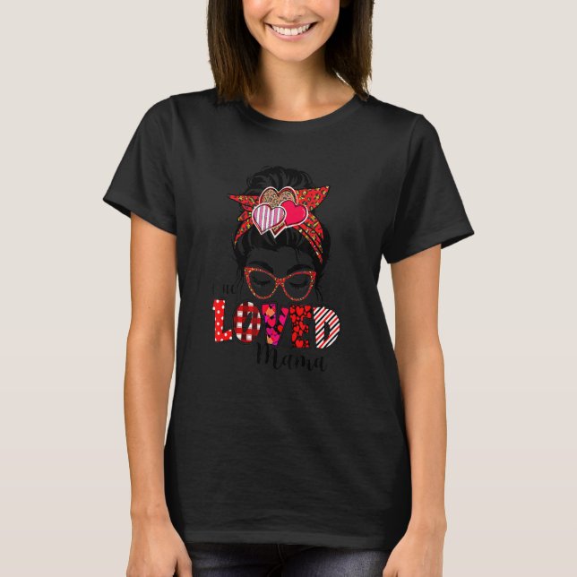 En Loved Mamma Messy Bun Buffalo Play-Valentineser T Shirt (Framsida)