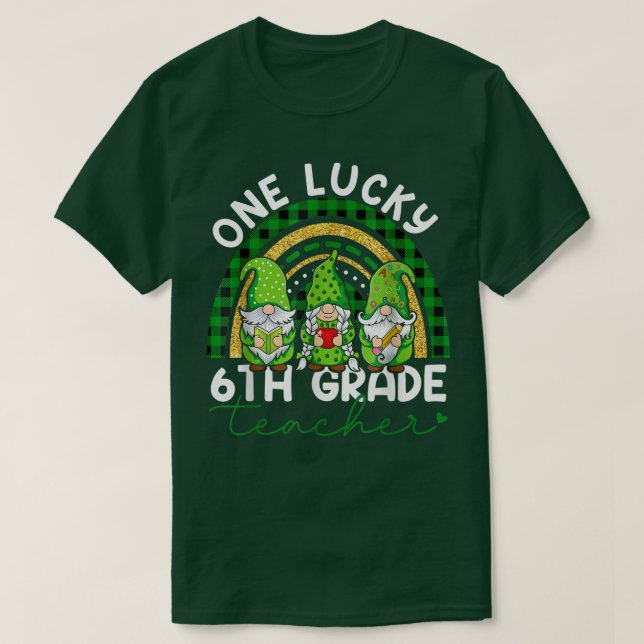 En Lucky 6e Klass Lärare Gnomes St Patricks Rai T Shirt (Design framsida)
