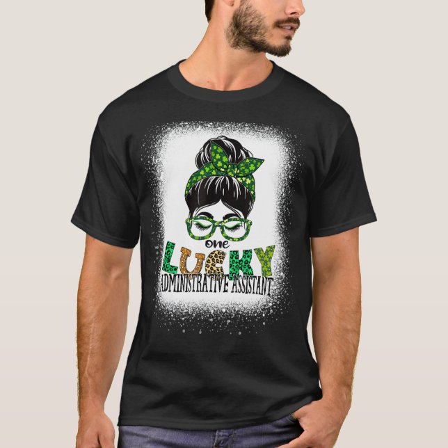 En lucky administrativ assistent med blekt St Pat T Shirt (Framsida)