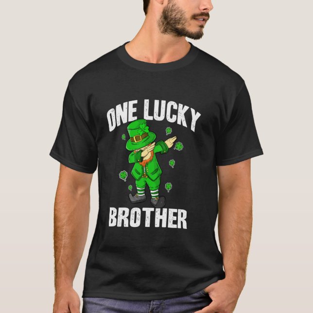 En Lucky Brother St patricks day Dabbing Leprecha T Shirt (Framsida)