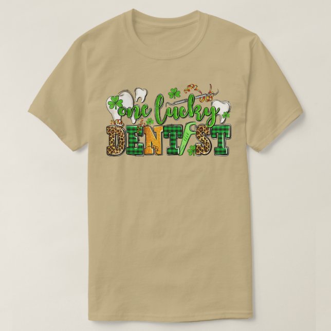En Lucky Dentist Leopard Shamrock St T Shirt (Design framsida)