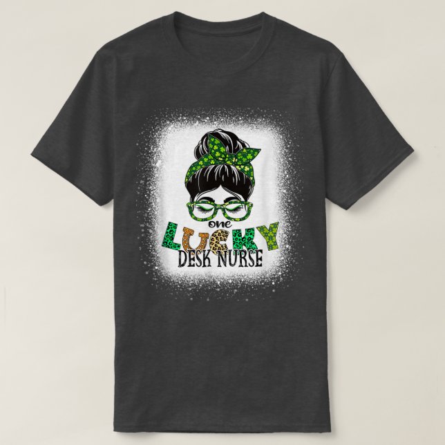 En Lucky Desk Nurse Bleached Messy Bun St Patrick T Shirt (Design framsida)