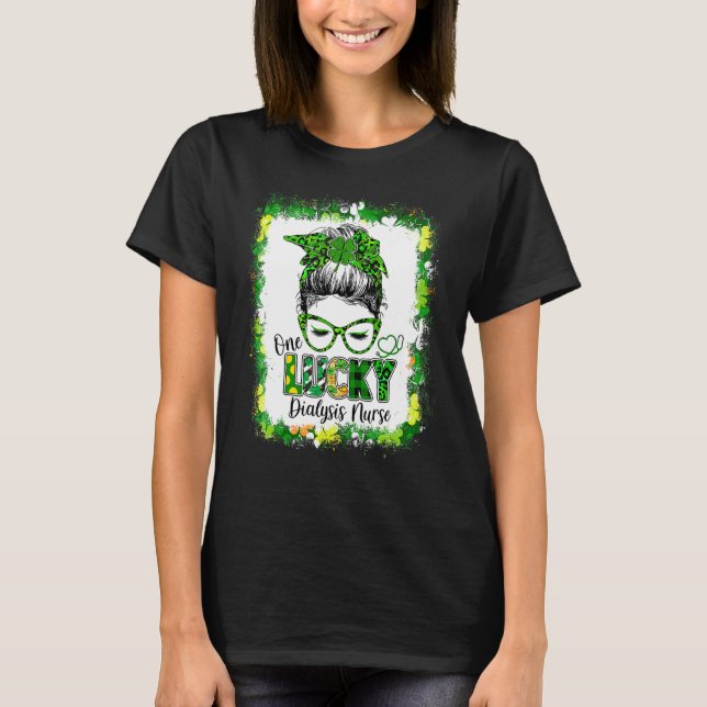 En Lucky Dialysis Nurse Messy Bun Shamrock St Pat T Shirt (Framsida)