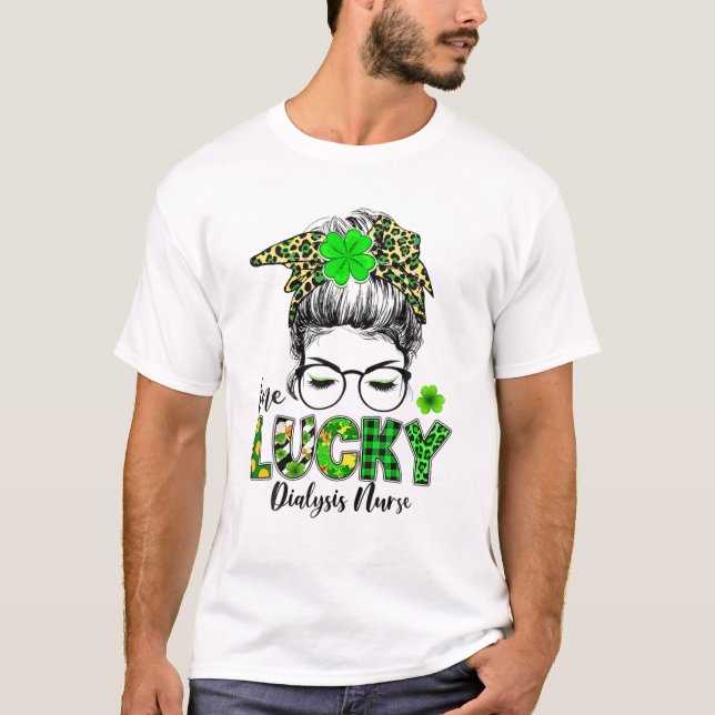 En Lucky Dialysis Nurse Messy Bun Shamrock St Pat T Shirt (Framsida)