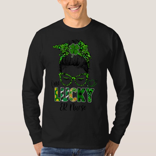 En Lucky Er Nurse Messy Bun Shamrock St Patrick S T Shirt (Framsida)