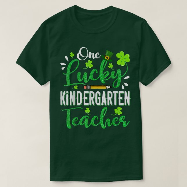 En Lucky Kindergarten Teacher Pencil Shamrock Pat T Shirt (Design framsida)