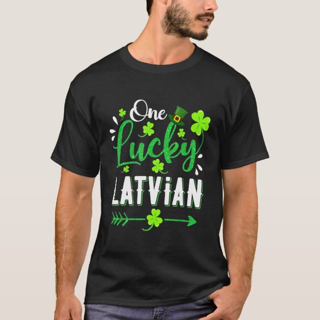 En Lucky Latvian Shamrock Leprechaun Hat St Patri T Shirt (Framsida)