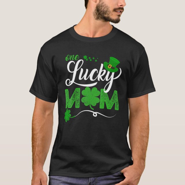 En Lucky Mamma Funny St Patrick Day Mamma Gift T Shirt (Framsida)