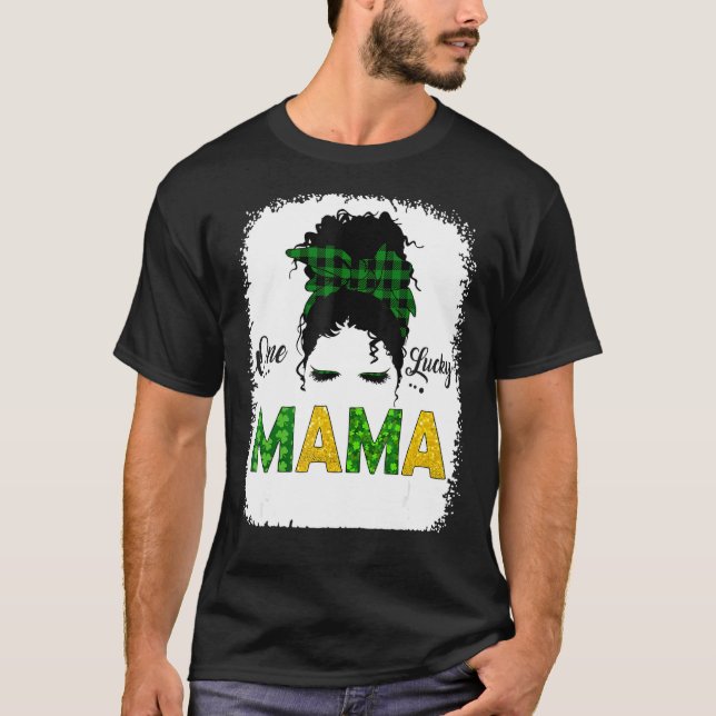 En Lucky Mamma Messy Bun Leopard St Patrick S Day T Shirt (Framsida)