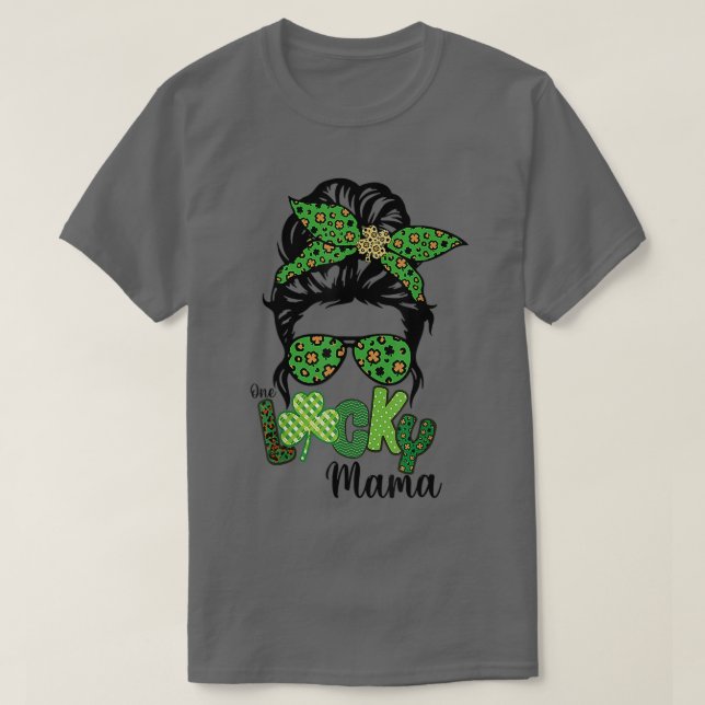 En Lucky Mamma Messy Bun Leopard St patrick's day T Shirt (Design framsida)