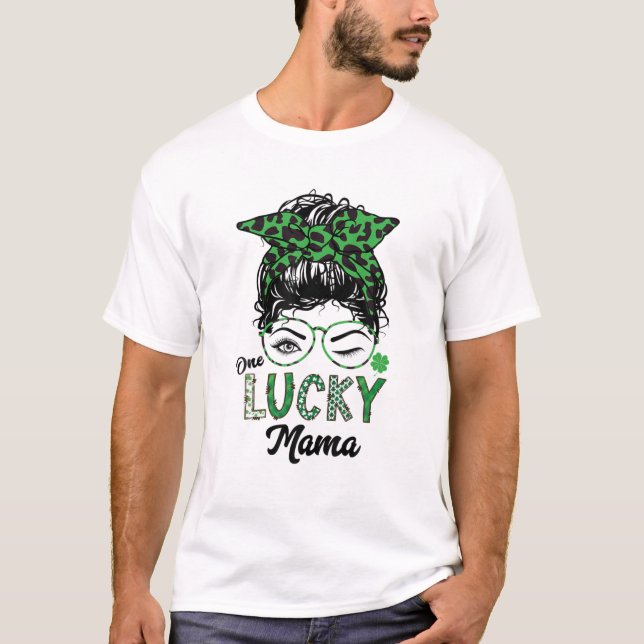 En Lucky Mamma St patricks day Leopard Messy Bun H T Shirt (Framsida)