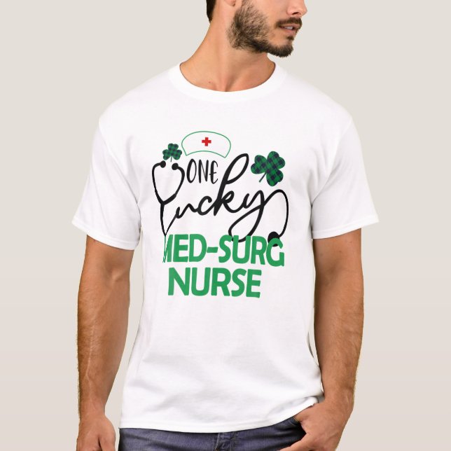En Lucky Med-Surg Nurse St. Patrick's Day Women R T Shirt (Framsida)
