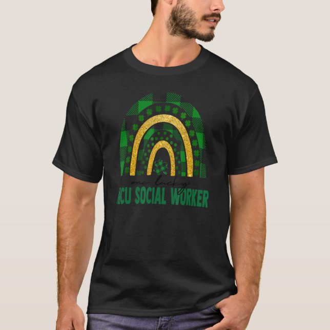 En Lucky Nicu Social Worker Rainbow St Patricks D T Shirt (Framsida)