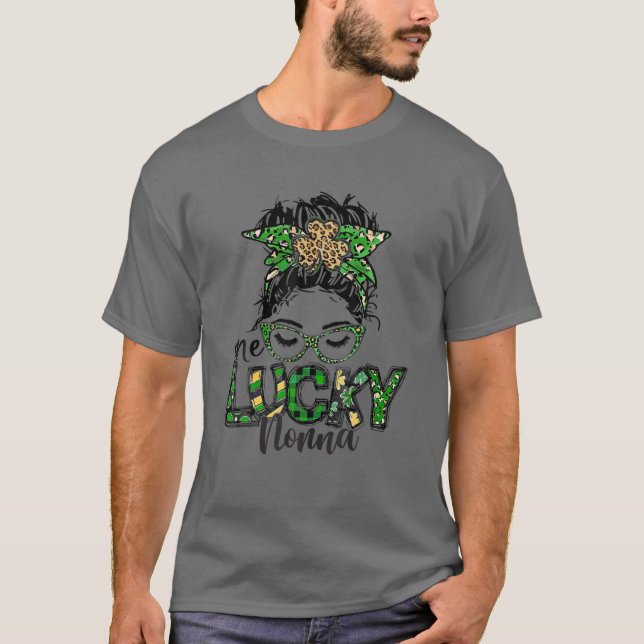 En Lucky Nonna St. Patrick Day Messy Bun Leopar T Shirt (Framsida)