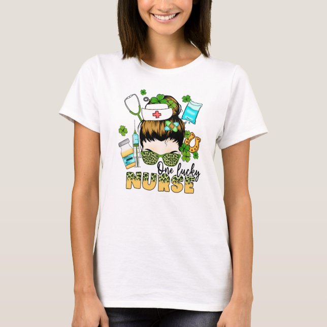 En Lucky Nurse - Messy Bun - St. Patrick's Day T Shirt (Framsida)