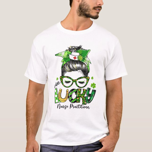 En Lucky Nurse Practitioner Messy Bun St Patrick' T Shirt (Framsida)