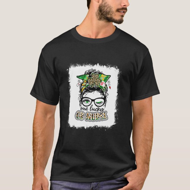 En Lucky OB Nurse One Lucky Nurse Messy Bun Shamr T Shirt (Framsida)
