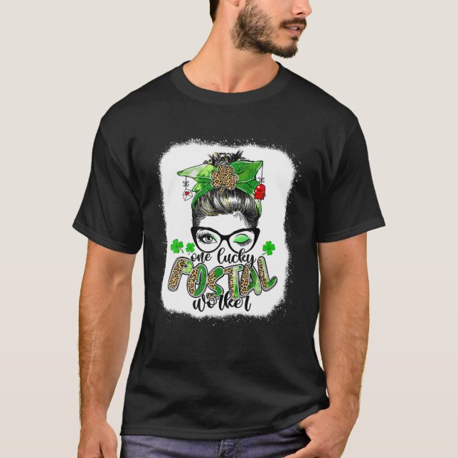 En Lucky Postal Worker Messy Bun St patrick's day T Shirt (Framsida)