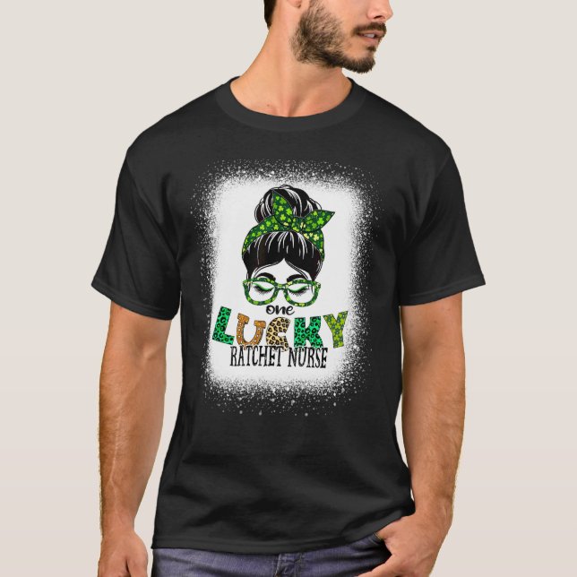 En Lucky Ratchet Nurse Bleached Messy Bun St Patr T Shirt (Framsida)