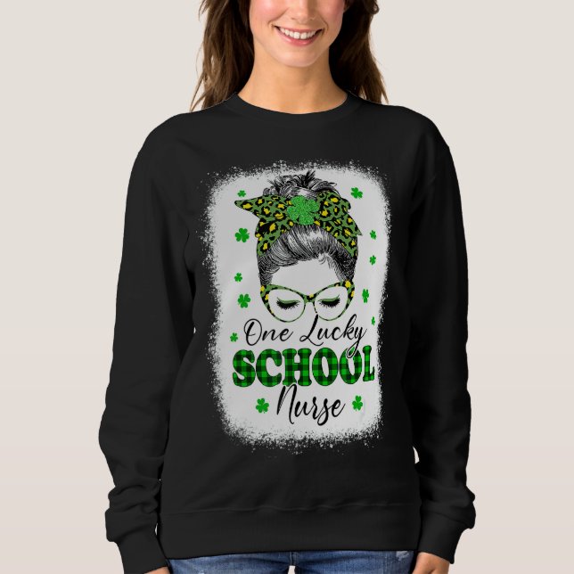 En Lucky School Nurse Leopard Shamrock St Patrick T Shirt (Framsida)