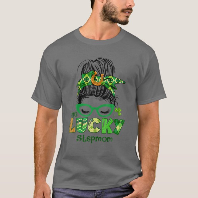 En Lucky Stepmamma Messy Bun St patrick's day T Shirt (Framsida)