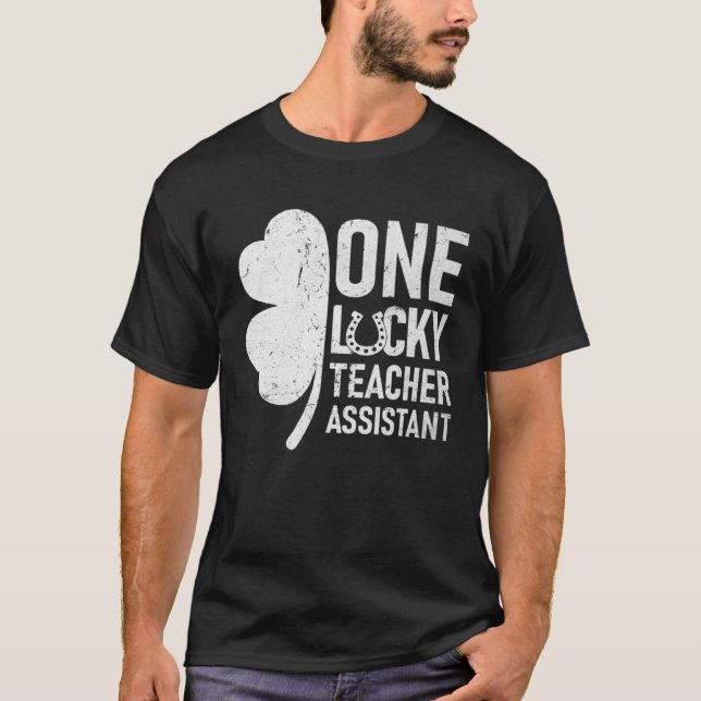 En Lucky Teacher Assistant Matching St Patricks T Shirt (Framsida)