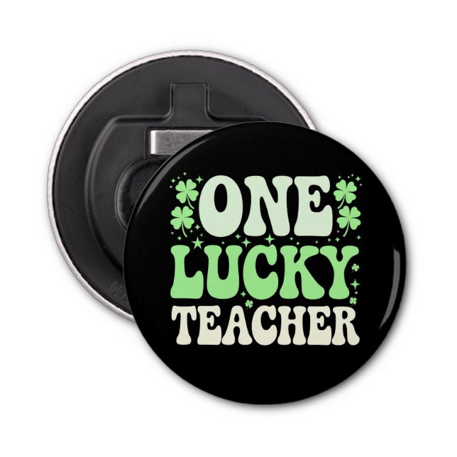 En Lucky Teacher Groovy Retro Teacher St Patricks Flasköppnare (Framsidan)