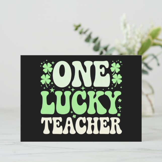 En Lucky Teacher Groovy Retro Teacher St Patricks Inbjudningar (Stående Fram)