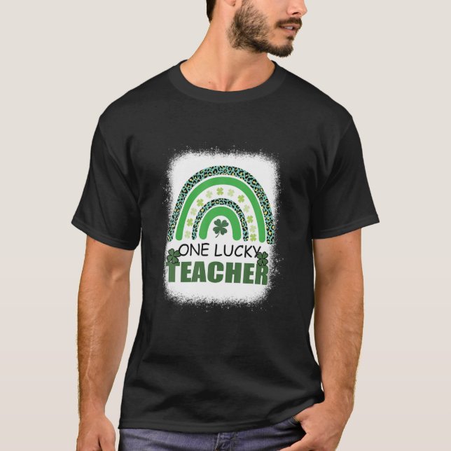 En Lucky Teacher Leopard Rainbow St Patrick's Day T Shirt (Framsida)