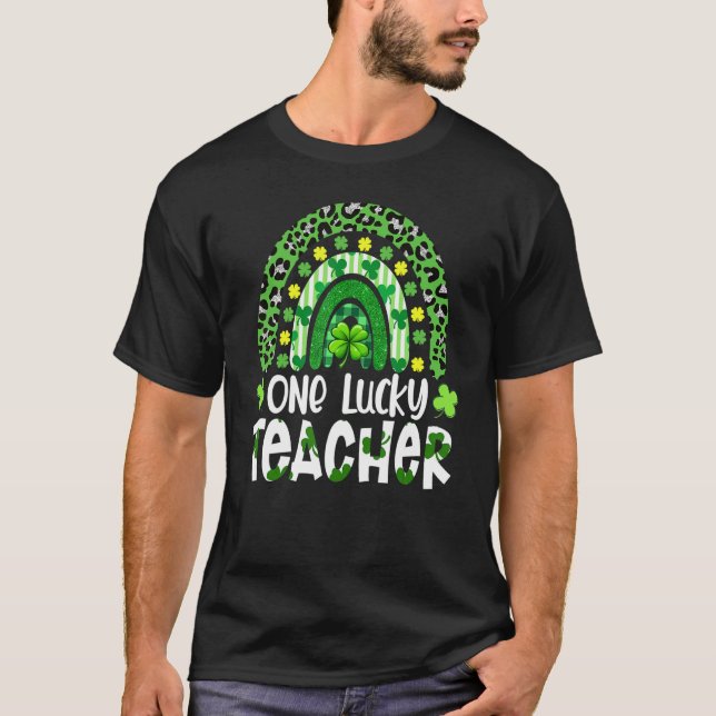 En Lucky Teacher Rainbow Teacher St patricks day T Shirt (Framsida)