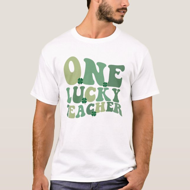 En Lucky Teacher St patricks day Retro Groovy T Shirt (Framsida)