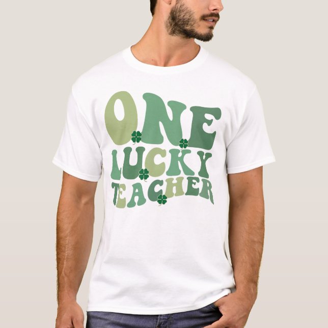 En Lucky Teacher St patricks day Retro Groovy T Shirt (Framsida)