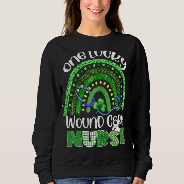 En Lucky Wound Care Nurse Stethoscope St Patrick T Shirt (Framsida)