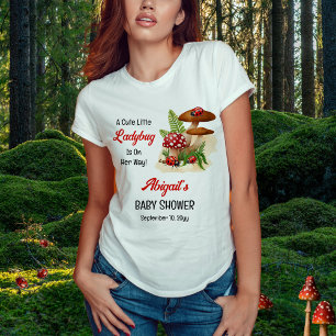 En luddig liten Ladybug är på väg att bli en babys T Shirt