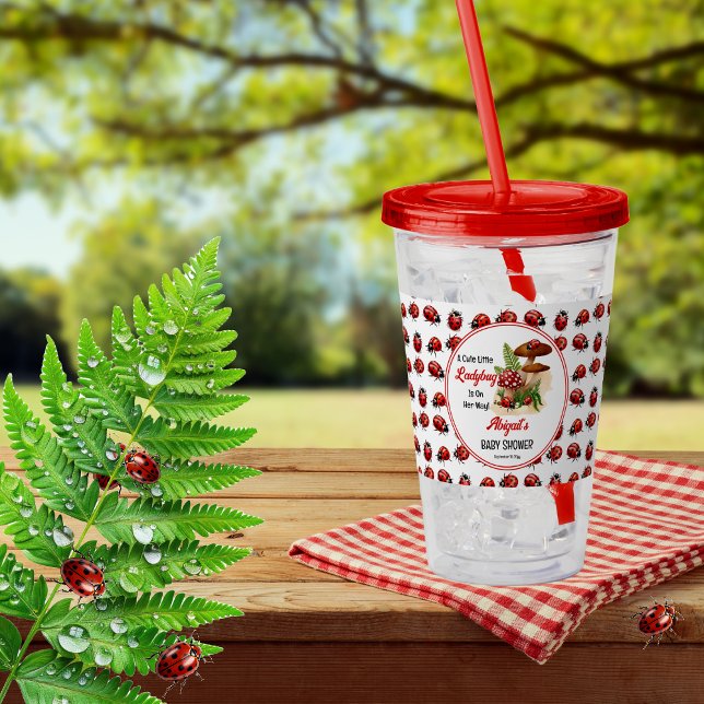 En luddig liten Ladybug är på väg att bli en babys Take Away Mugg ("A Cute Little Ladybug Is On Her Way!" Girl Baby Shower Acrylic Tumbler)