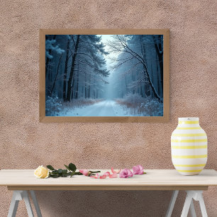En lugn stig genom en snötäckt skog poster